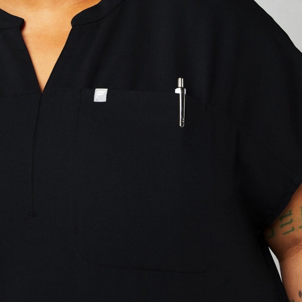 Fabletics | Evolve 3-Pocket Scrub Top | BLACK | XL - Picture 4 of 6